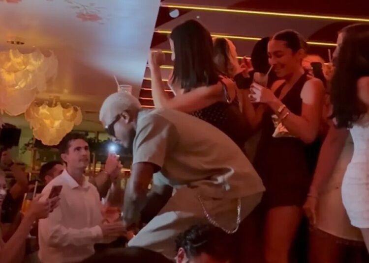 Watch: ‘Summer House’ stars draw swarms of women with wild dance party on banquette at Southampton club