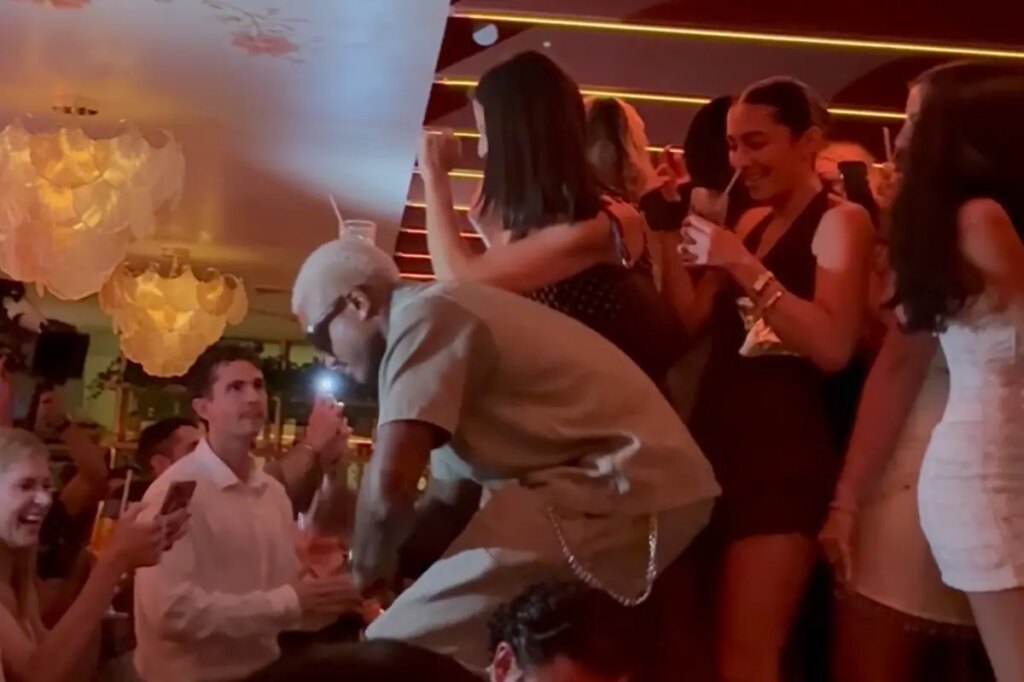 Watch: ‘Summer House’ stars draw swarms of women with wild dance party on banquette at Southampton club