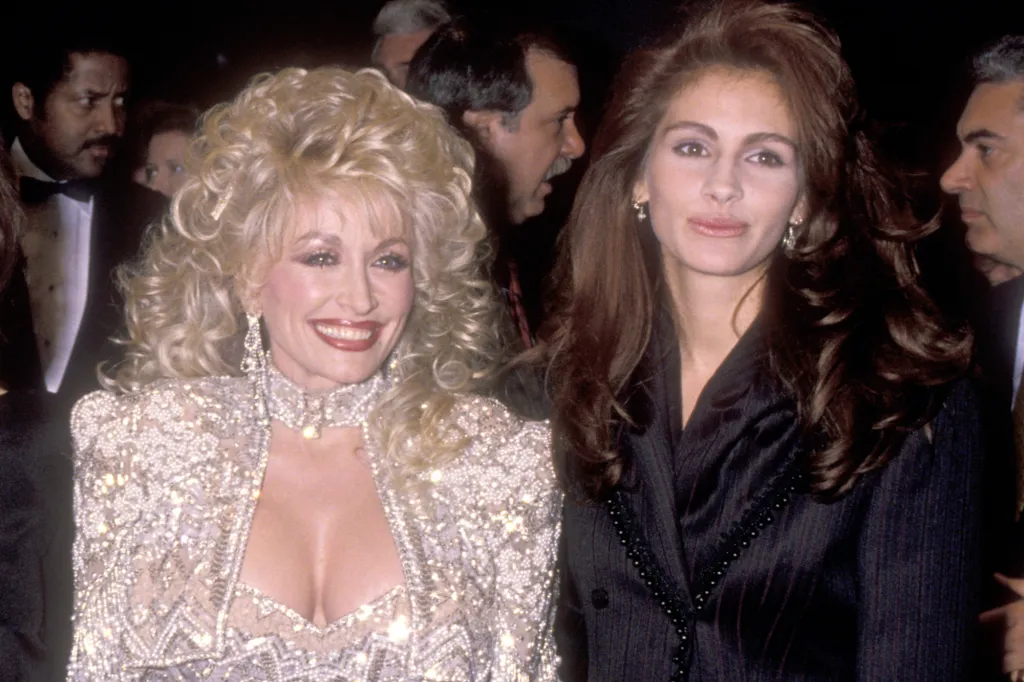Dolly Parton and Julia Roberts posing together.