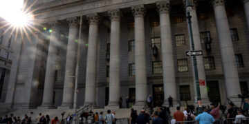 On the Day Mangione Admits Guilt, a Noticeably Smaller Crowd Gathers