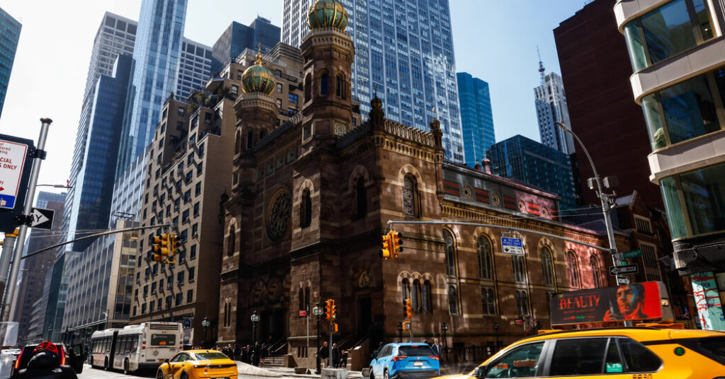 Man Taken Into Custody After Disrupting Worship at Manhattan Synagogue