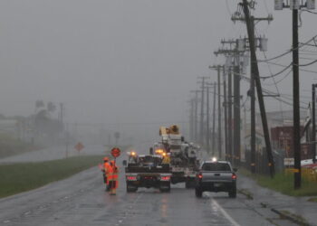 Lala Damages Utility Lines in Hawaii, Leaving Thousands Without Power