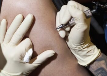 Y Combinator‑backed AI startup is under fire after its founder offered instant interviews to partygoers who got company tattoos, then apologized
