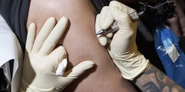 Y Combinator‑backed AI startup is under fire after its founder offered instant interviews to partygoers who got company tattoos, then apologized