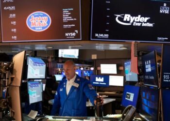 Stocks finish wild month with Amazon rising, Apple sinking and Seoul’s best day ever resulting in a 22% loss