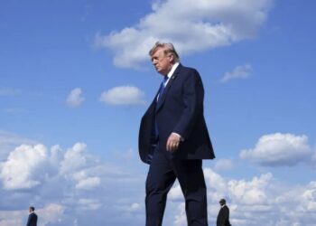 Trump’s approval rating on the economy sinks to just 32%, and even Republicans feel like they need ‘to get a loan before I go grocery shopping’