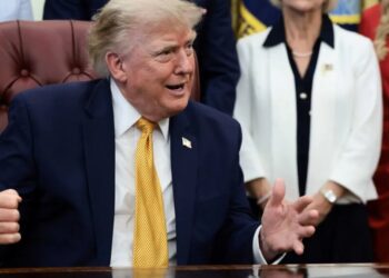 Trump halts Oval Office meeting to hawk major donor’s product: ‘I got to give him a plug’