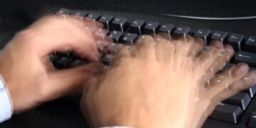 New AI Chatbot Turns Out to Be One Overworked Guy Answering All the Messages by Hand