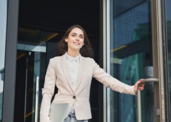 A Gen Z worker got called out by their CEO for leaving 10 minutes early. Workplace experts debate who was in the wrong