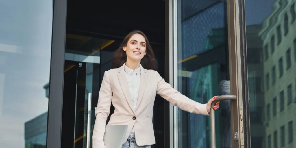 A Gen Z worker got called out by their CEO for leaving 10 minutes early. Workplace experts debate who was in the wrong