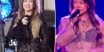 Kelly Clarkson jokes about her ‘perfect’ boobs while narrowly avoiding wardrobe malfunction