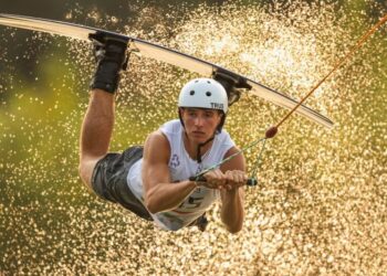 Photos of the Week: Mudflat Trot, Waterfall Jump, Pole Vault