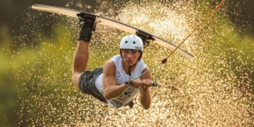 Photos of the Week: Mudflat Trot, Waterfall Jump, Pole Vault