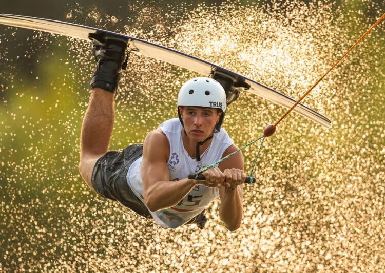 Photos of the Week: Mudflat Trot, Waterfall Jump, Pole Vault