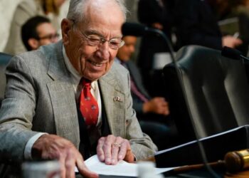 Grinning Chuck Grassley unwittingly shares crude photobomb moment: ‘Hide your sheep!’
