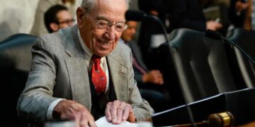 Grinning Chuck Grassley unwittingly shares crude photobomb moment: ‘Hide your sheep!’