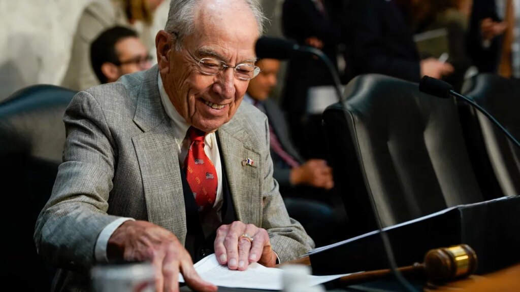 Grinning Chuck Grassley unwittingly shares crude photobomb moment: ‘Hide your sheep!’