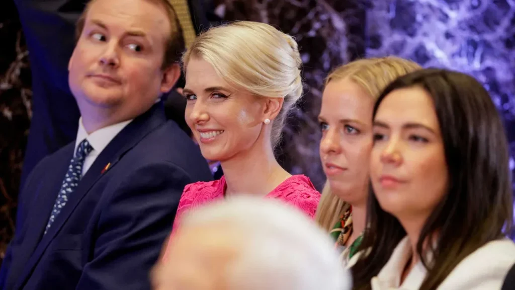 Trump’s ‘human binkie’ gatekeeps what reaches him with one-word tipoff: report