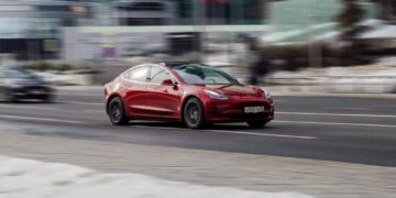 Journalist Alarmed When His Tesla Running FSD Tries to Veer Off Highway and Plunge Into a Ditch