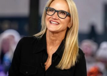 Multimillionnaire podcaster Mel Robbins says she learned the secret to spotting the most influential person in the room when she was a waitress