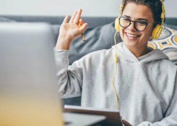 Despite CEOs like Elon Musk pushing in-person office work, a major study of 7,000 workers says remote employees are just as connected—and more engaged