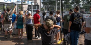 Racing fans wait for water in lengthy lines at Trump’s Grand Prix: report