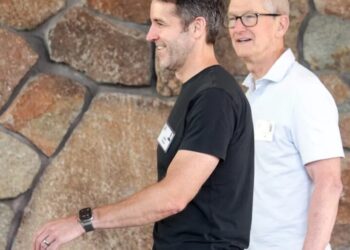 Apple lays off staffers ahead of CEO change