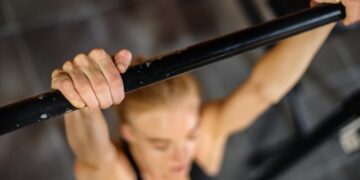 What Hanging from a Bar for 30 Seconds Can Do for Your Body