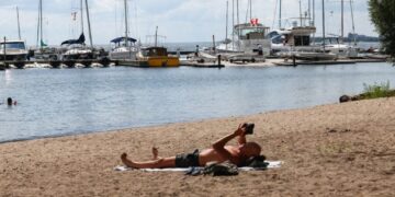 On Lake Ontario — er, America — sailors have no plans to change course