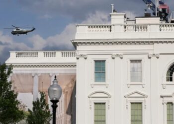Former White House teleprompter operator must turn over more than $100,000 in profits and pay a $65,000 fine in insider trading settlement