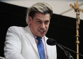 Milo Yiannopoulos, Far-Right Agitator, Deported to U.K. After ICE Detainment
