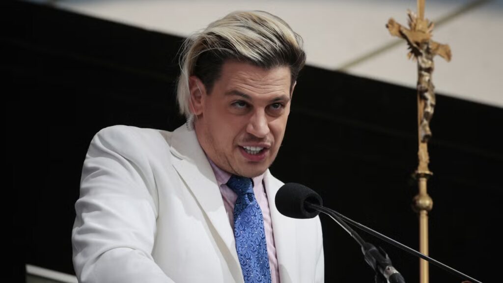Milo Yiannopoulos, Far-Right Agitator, Deported to U.K. After ICE Detainment