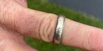 A Promise Fulfilled: Man Unearths His Father’s Lost Wedding Ring Decades Later