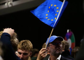 Icelandic voters reject a proposal to restart negotiations to join the European Union