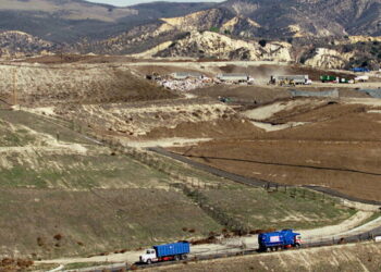 Simi Valley landfill gets rotting food from warehouse fire, raising foul odor complaints from neighbors