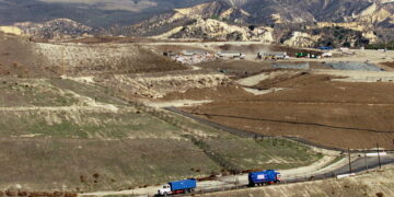 Simi Valley landfill gets rotting food from warehouse fire, raising foul odor complaints from neighbors