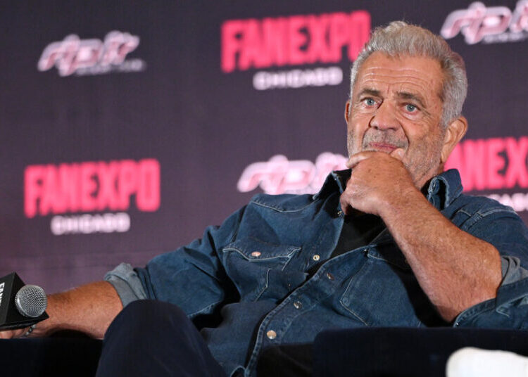 Mel Gibson Apologizes After Mocking Sign Language Interpreter Onstage
