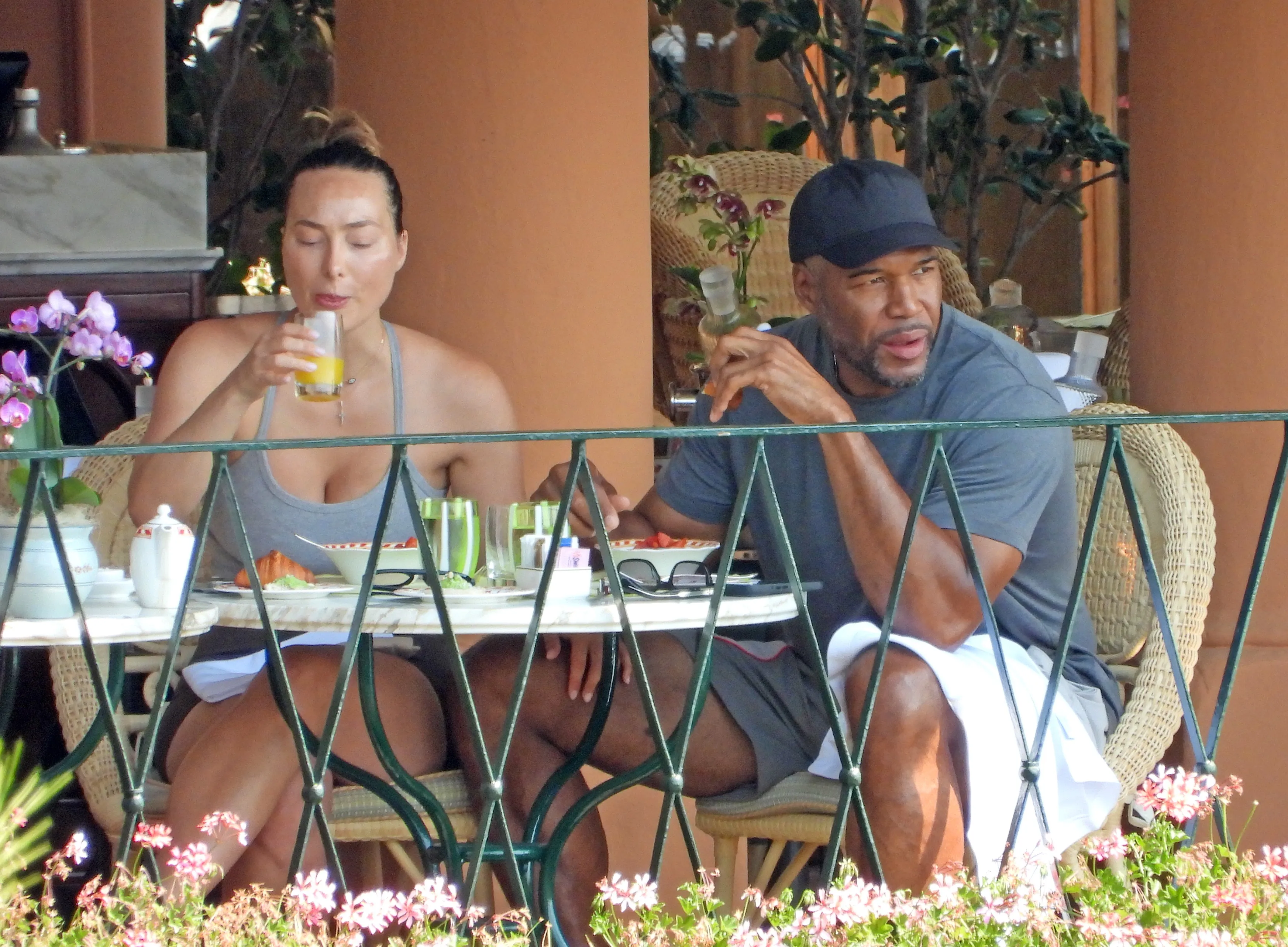 Michael Strahan and Kayla Quick dining al fresco.