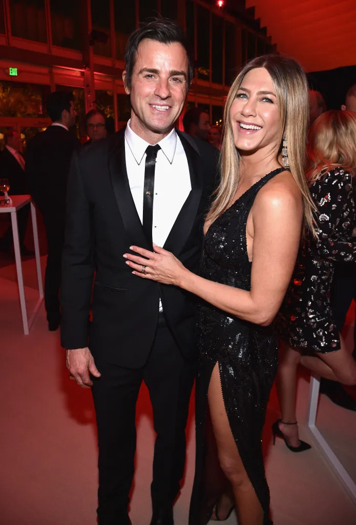 Actors Justin Theroux and Jennifer Aniston posing for a photo.