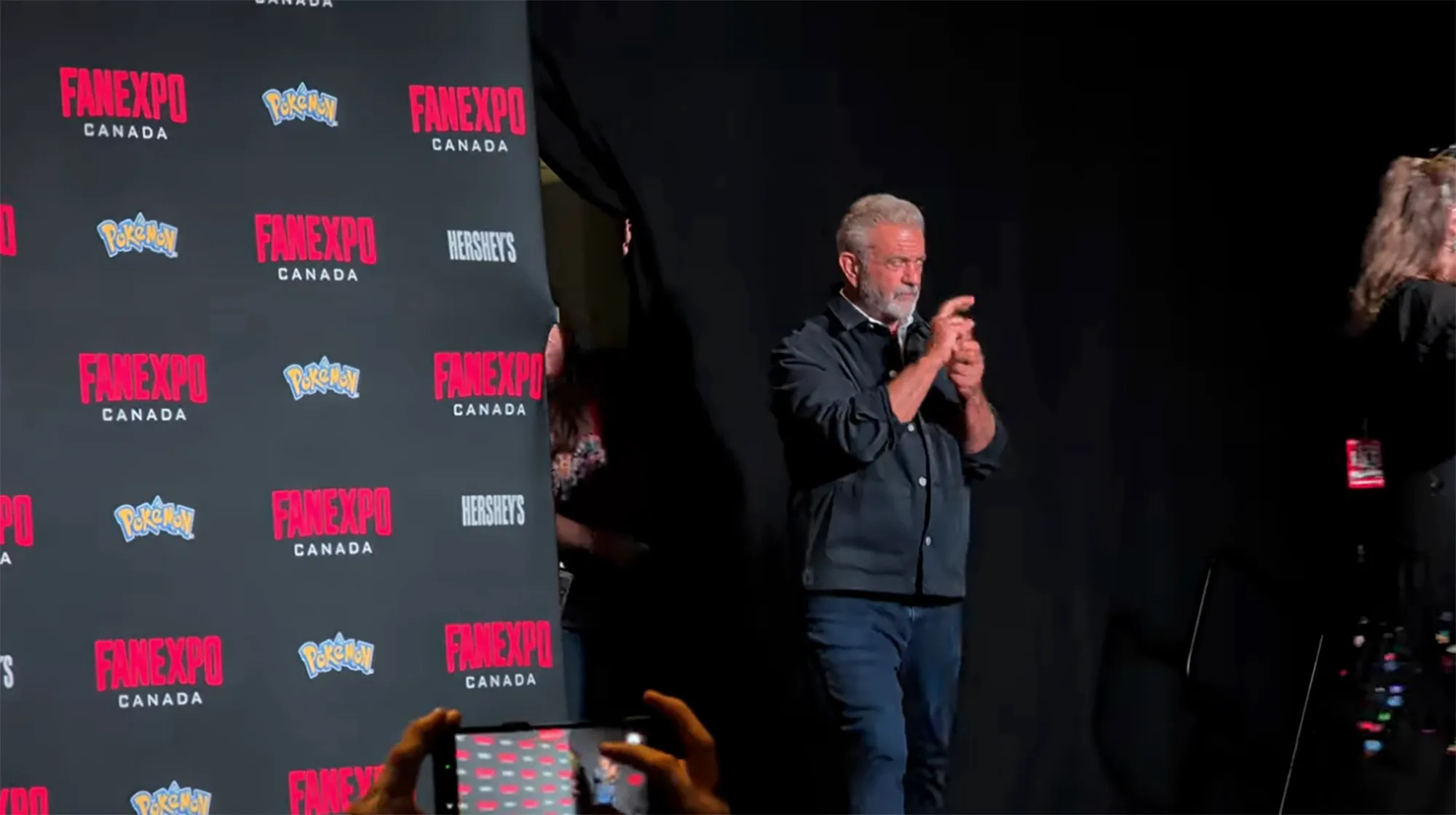 Mel Gibson mocking an ASL interpreter at Fan Expo Canada.
