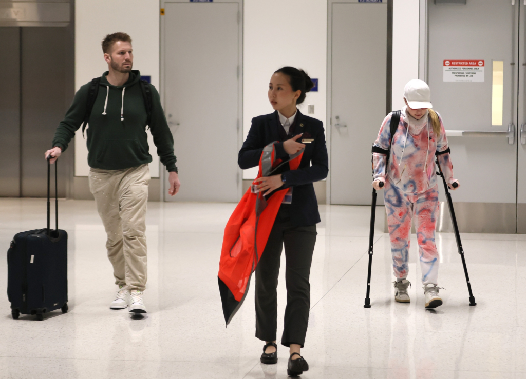 Hayden Panettiere on crutches with Brian Hickerson at LAX.