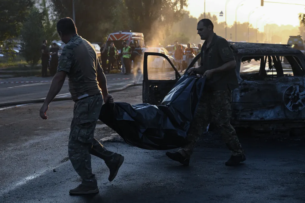 Officers carry a body bag with a victim killed in a Russian ballistic missile strike on Aug 1, 2026.