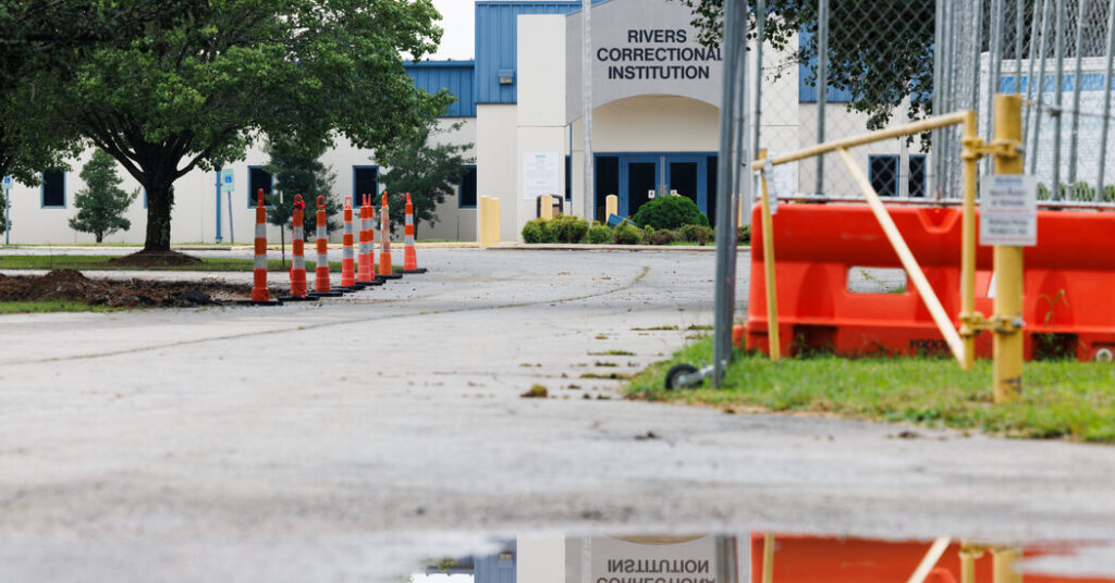 Prison Firm Donated to Trump’s PAC After ICE Gave It $165 Million a Year in Contracts