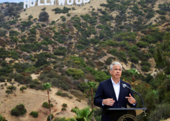 Paramount and California to Hold Preliminary Talks on Warner Bros. Deal