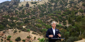 Paramount and California to Hold Preliminary Talks on Warner Bros. Deal