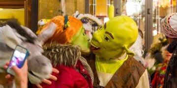 3 Tips for Finding Your ‘Boo’ This Halloween, According to a Dating Coach
