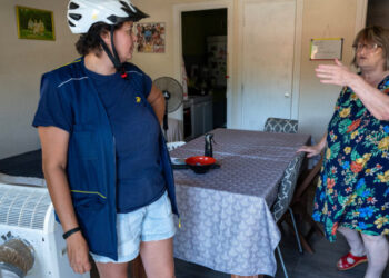 As France’s Elders Swelter in the Heat, Postal Workers Come to the Rescue