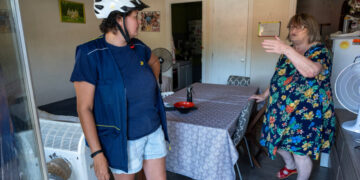 As France’s Elders Swelter in the Heat, Postal Workers Come to the Rescue