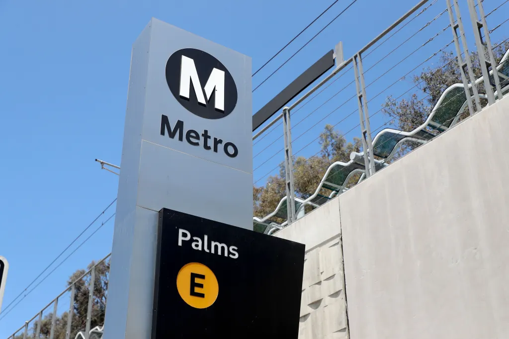 A Metro sign with a large 