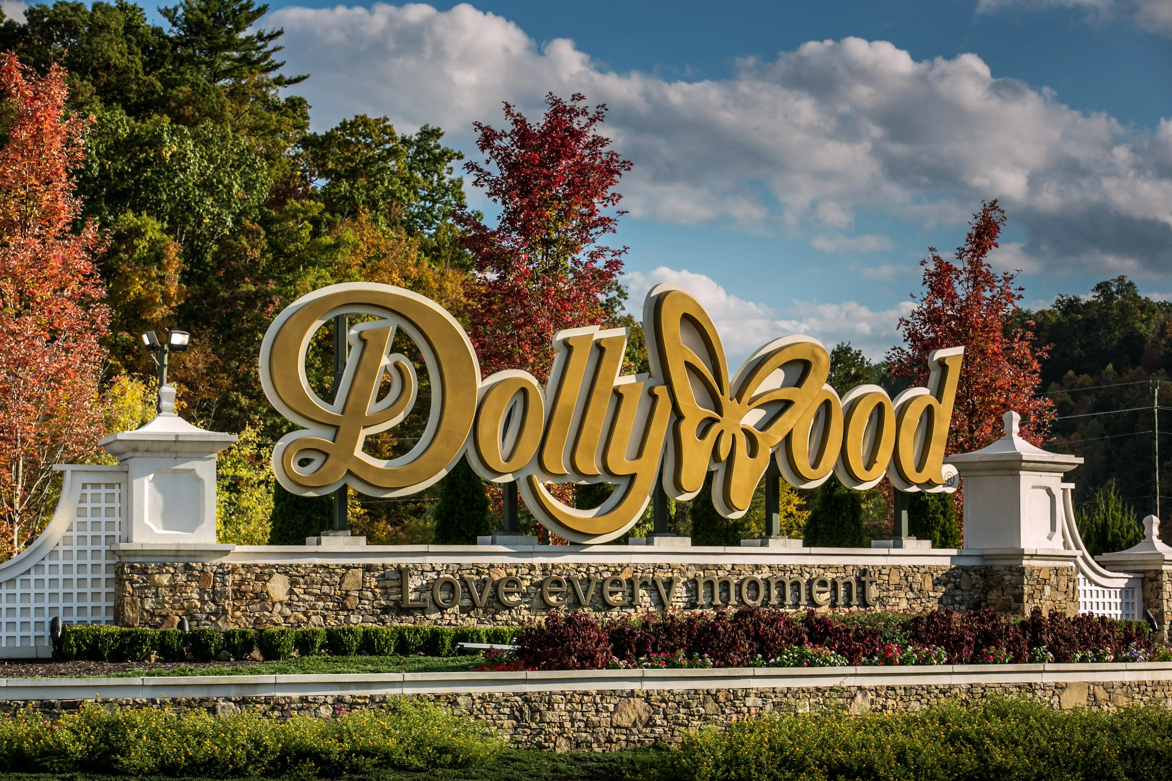 The entrance sign to Dollywood in Pigeon Forge, Tennessee.